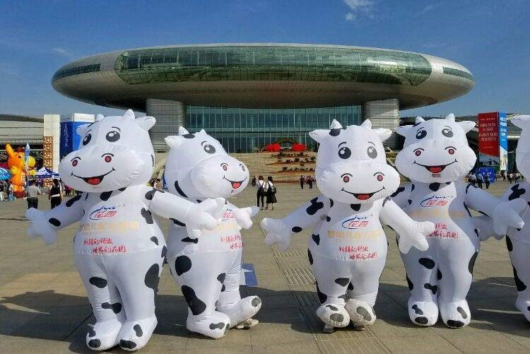 广州奶牛活动卡通人物